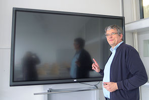 Prof. Prüser am Smartboard